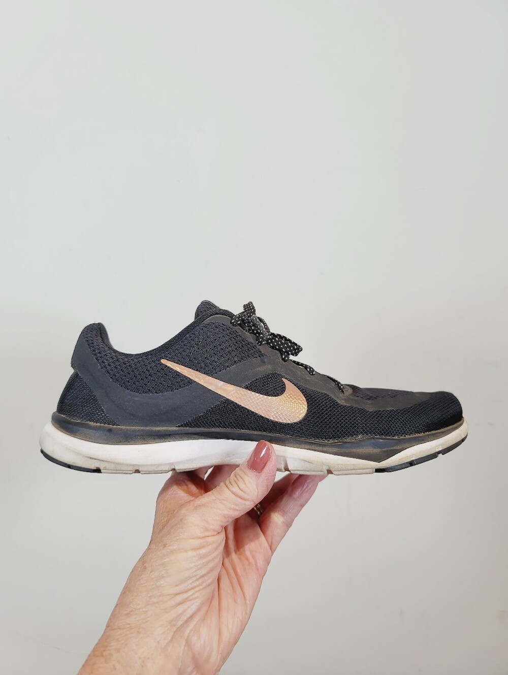 Nike Flex TR 6 Shoe featuring a black mesh upper & rose gold accents, Size 6.5